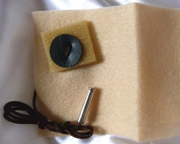 Фото Салфетка тканевая для внутренней протирки саксофона Selmer 465S, со шнурком и спонжем посередине 