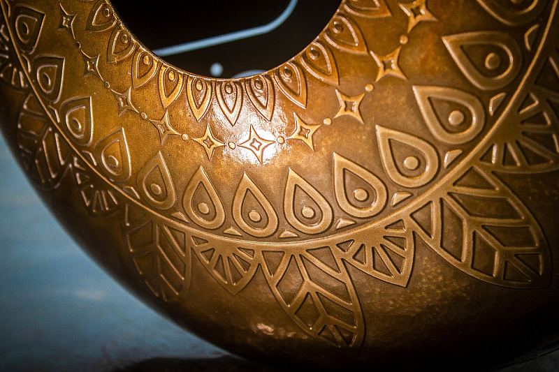 Фото KSY.35.C.e1 Глюкофон 35см, гравировка «Ноты», полукруглые лепестки, Ля-минор, Kosmosky