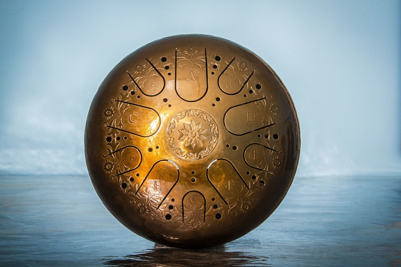 Фото KSY.35.C.e1 Глюкофон 35см, гравировка «Ноты», полукруглые лепестки, Ля-минор, Kosmosky