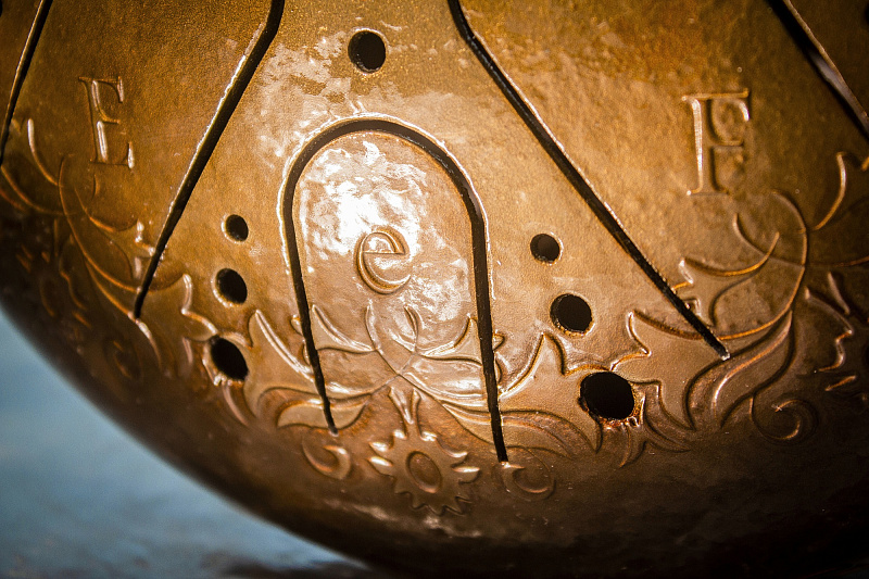 Фото KSY.30.C.e6 Глюкофон 30см, гравировка «Ноты», полукруглые лепестки, Ля-минор, Kosmosky